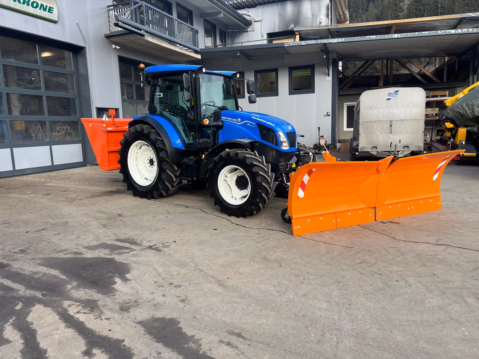 Übergabe eines New Holland Traktors T5.100 S mit Anbaugeräten