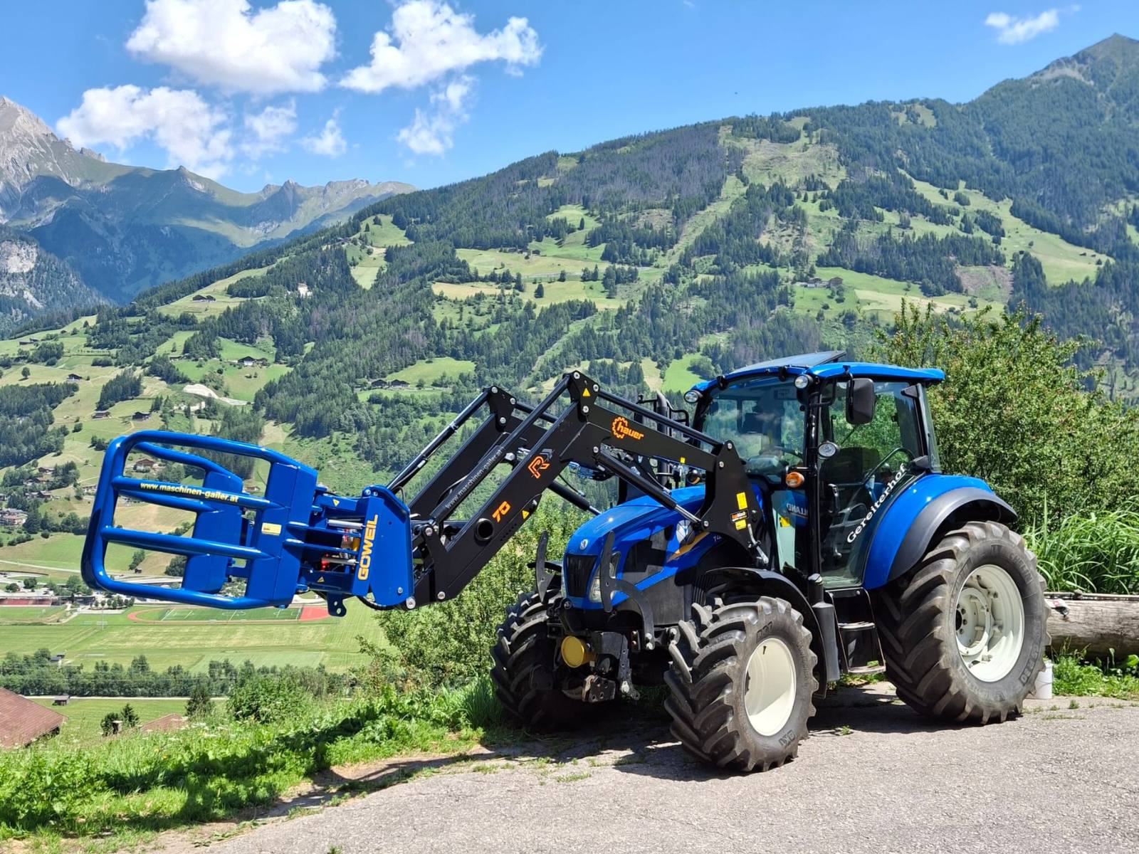 Übergabe Hauer Frontlader POM-R 70 System Top Block  & Göweil Rundballengreifer RBG 160 