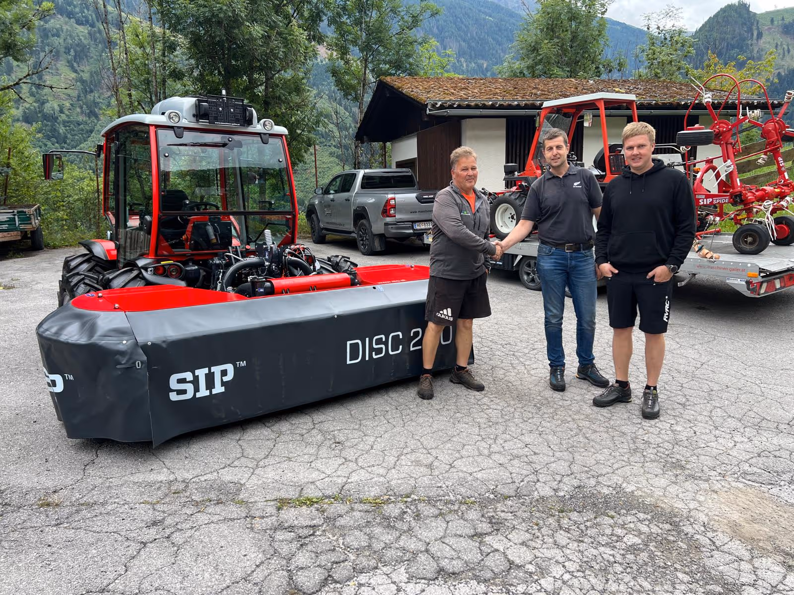 Übergabe Carraro Traktor TTR 7600 Infinity mit Anbaugeräten
