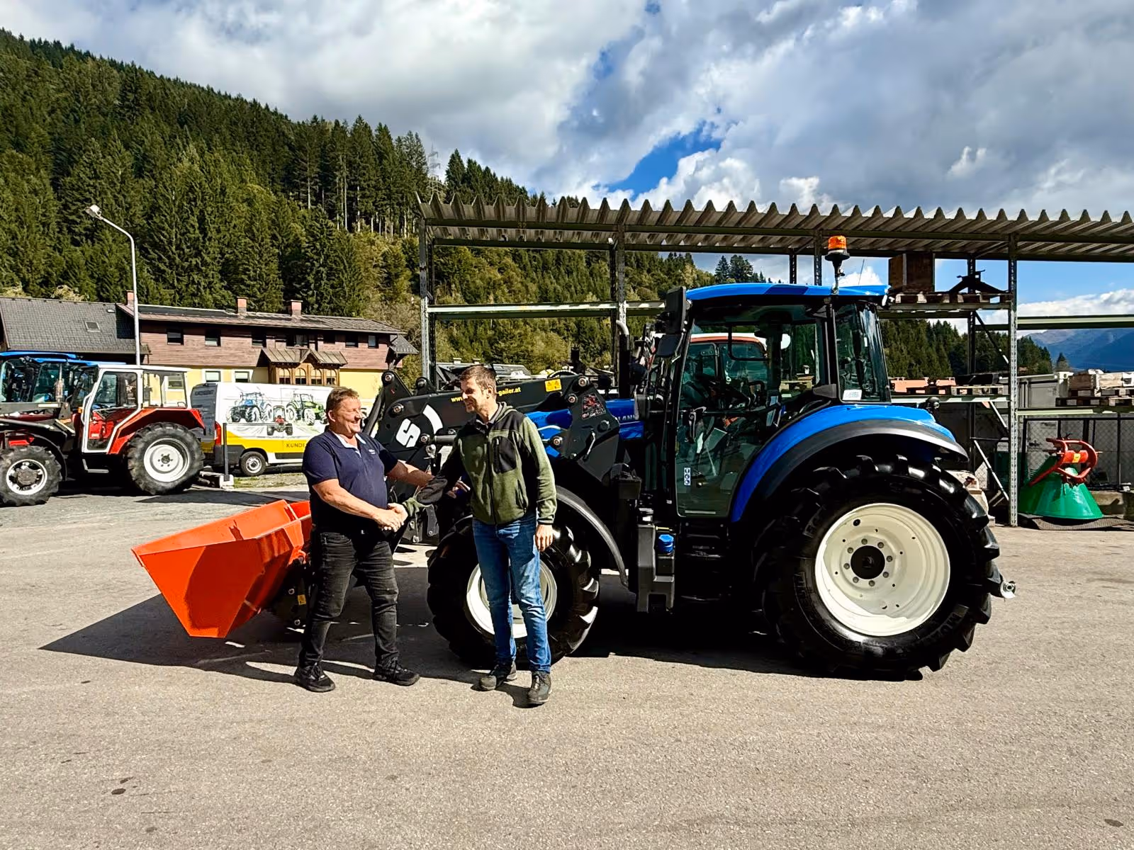 Übergabe New Holland Traktor T5.90 DC mit Anbaugeräte