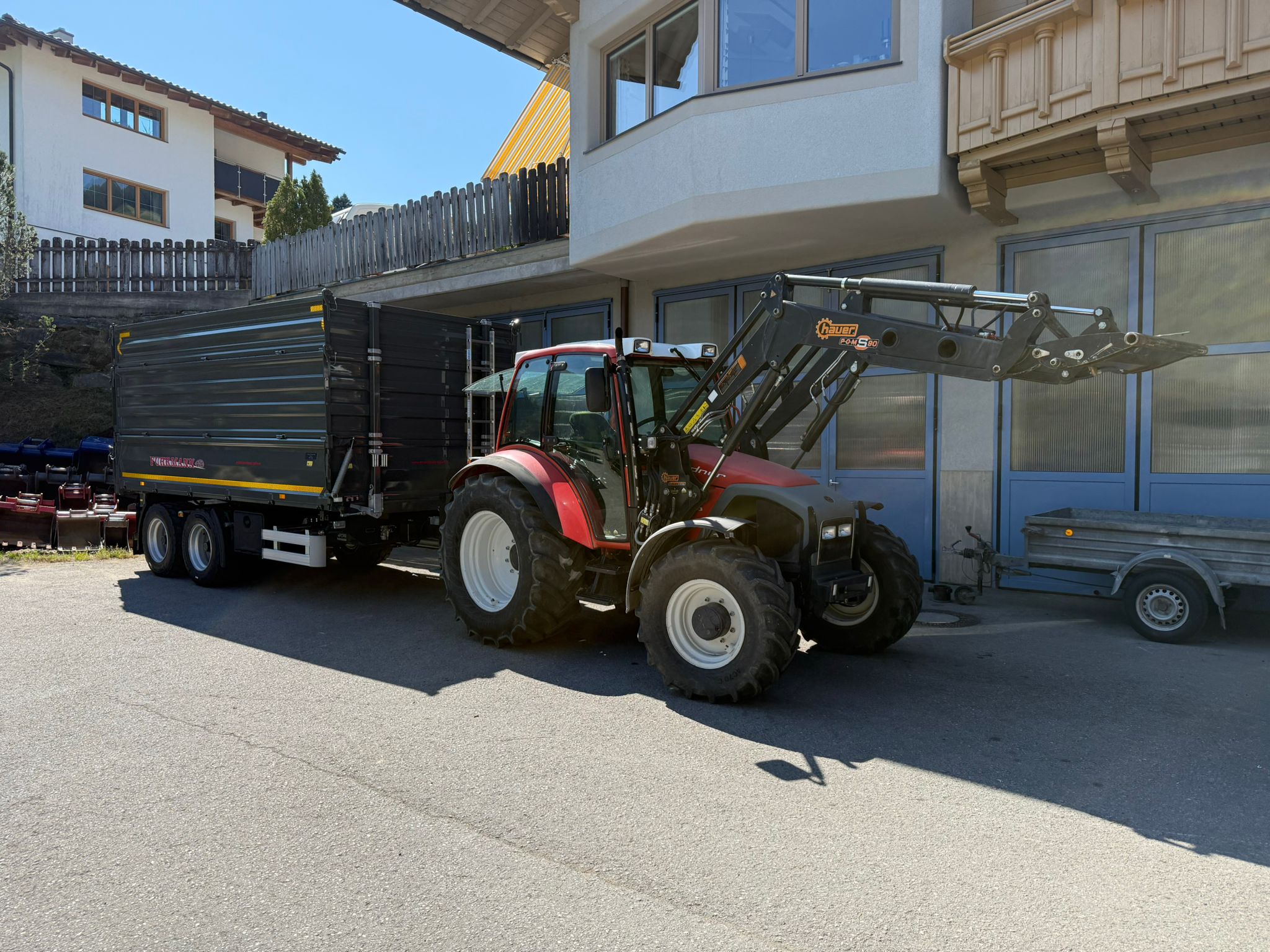 Übergabe Fuhrmann Tandem Dreiseitenkipper