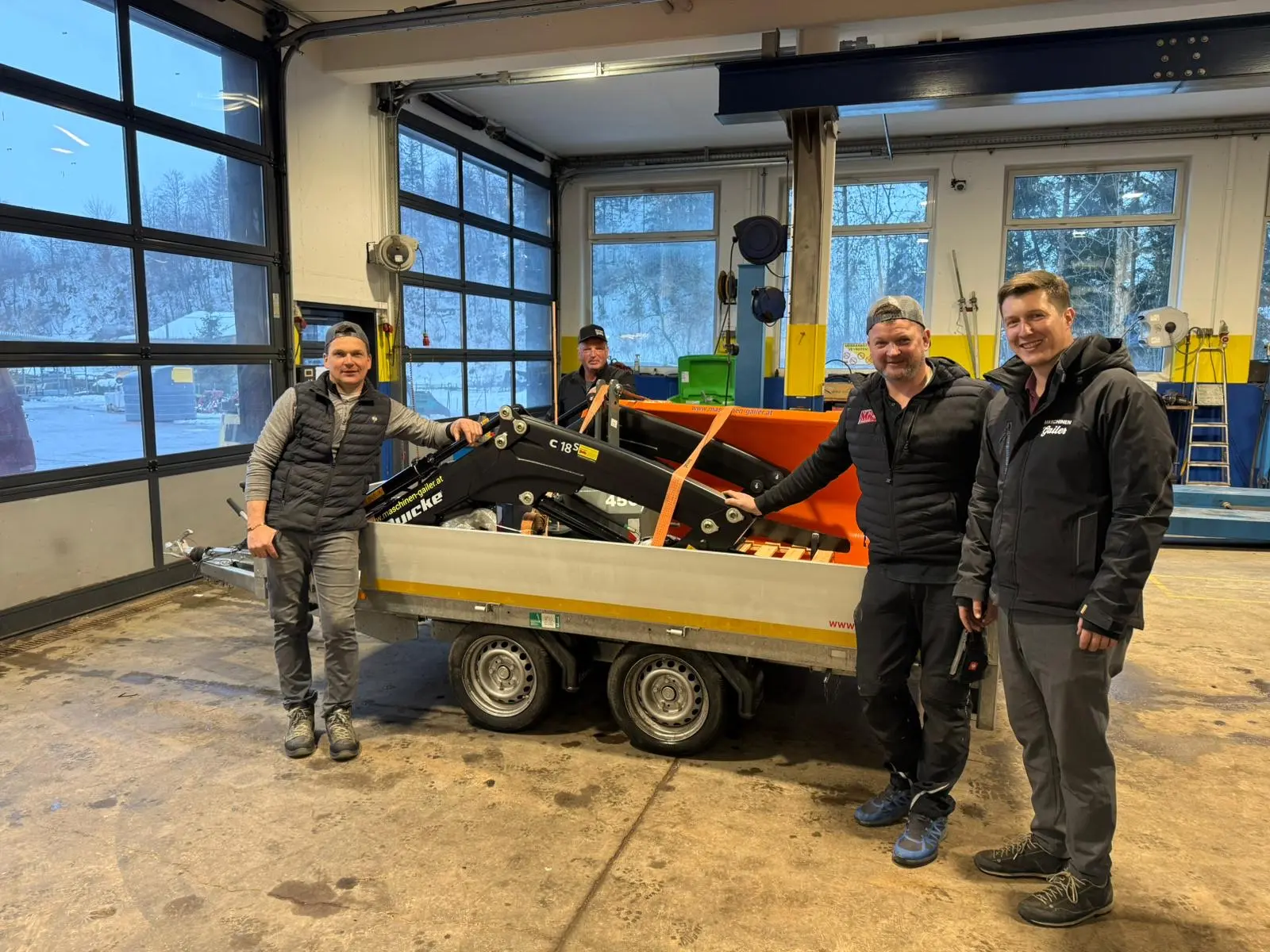 Übergabe Quicke Frontlader und Stekro Volumenschaufel 