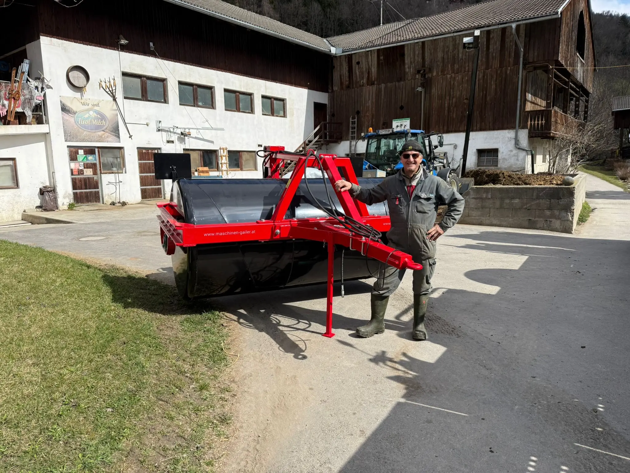 Übergabe Stekro Wiesenwalze mit Fahrwerk