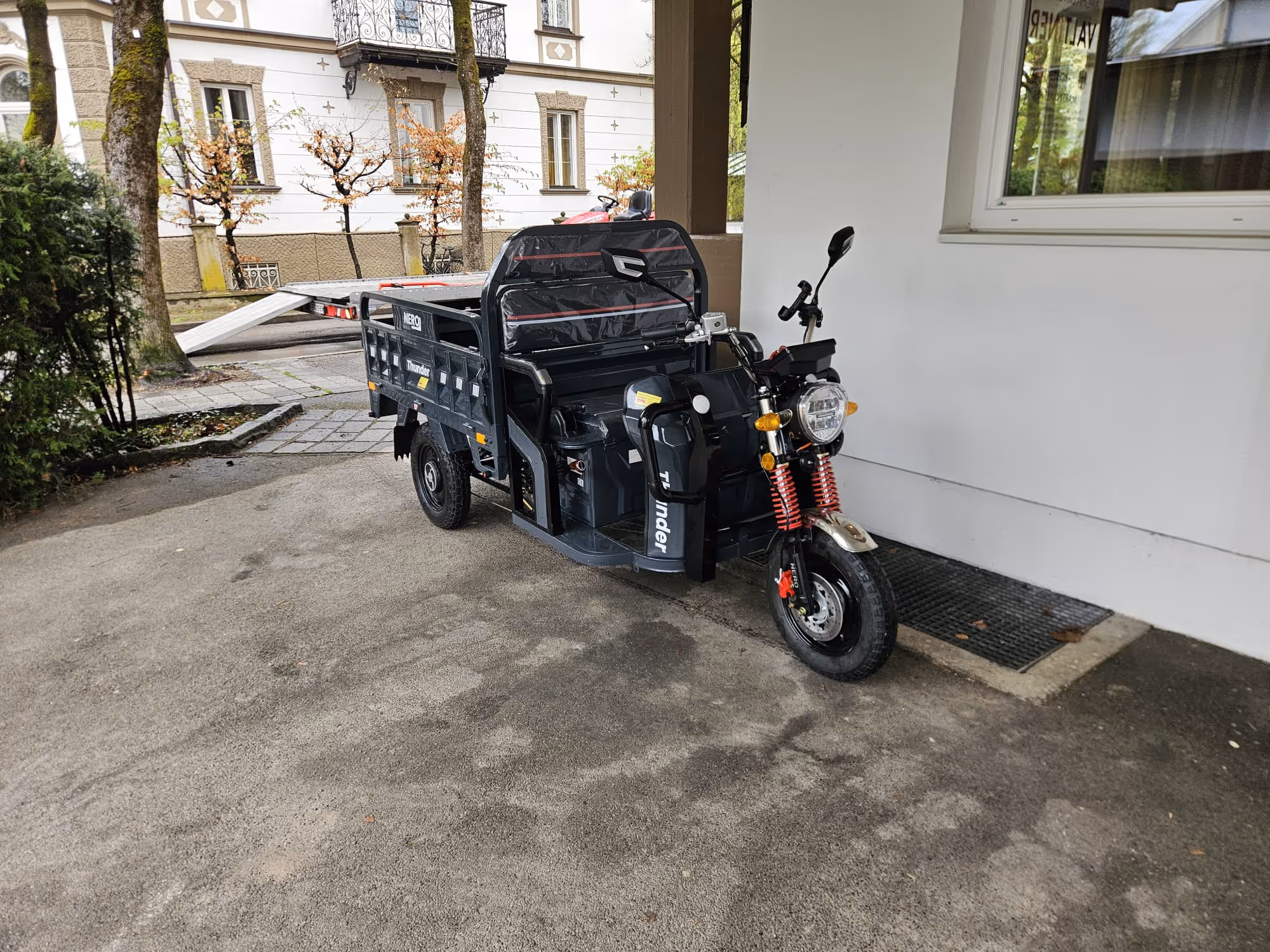 Übergabe Nero E-Tuk Tuk