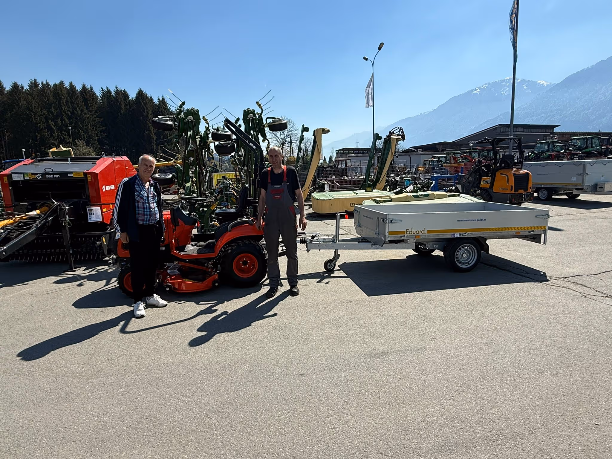 Übergabe Kioti Traktor mit Mähdeck und Eduard Anhänger