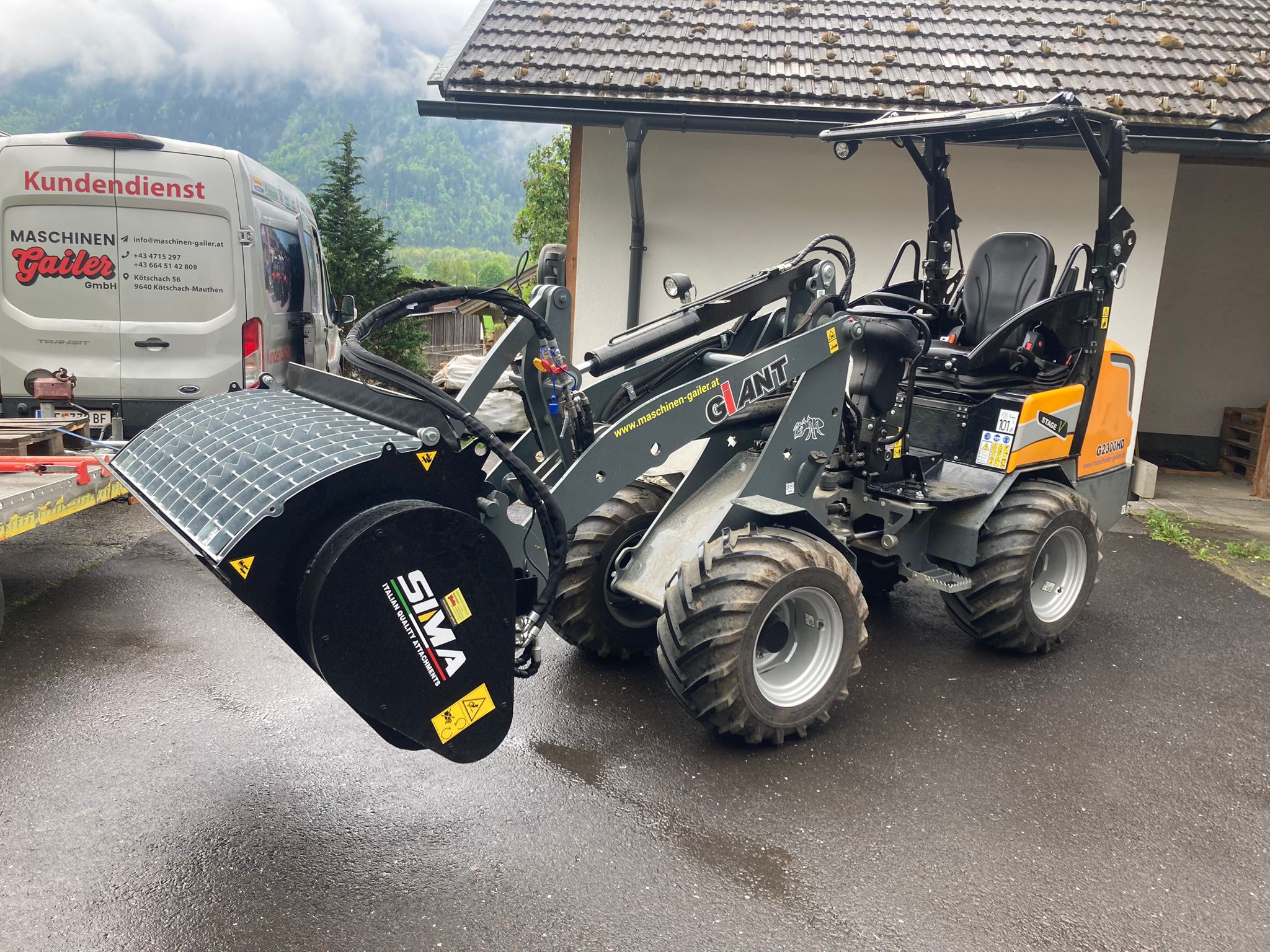 Übergabe Betonmischschaufel Sima S 25