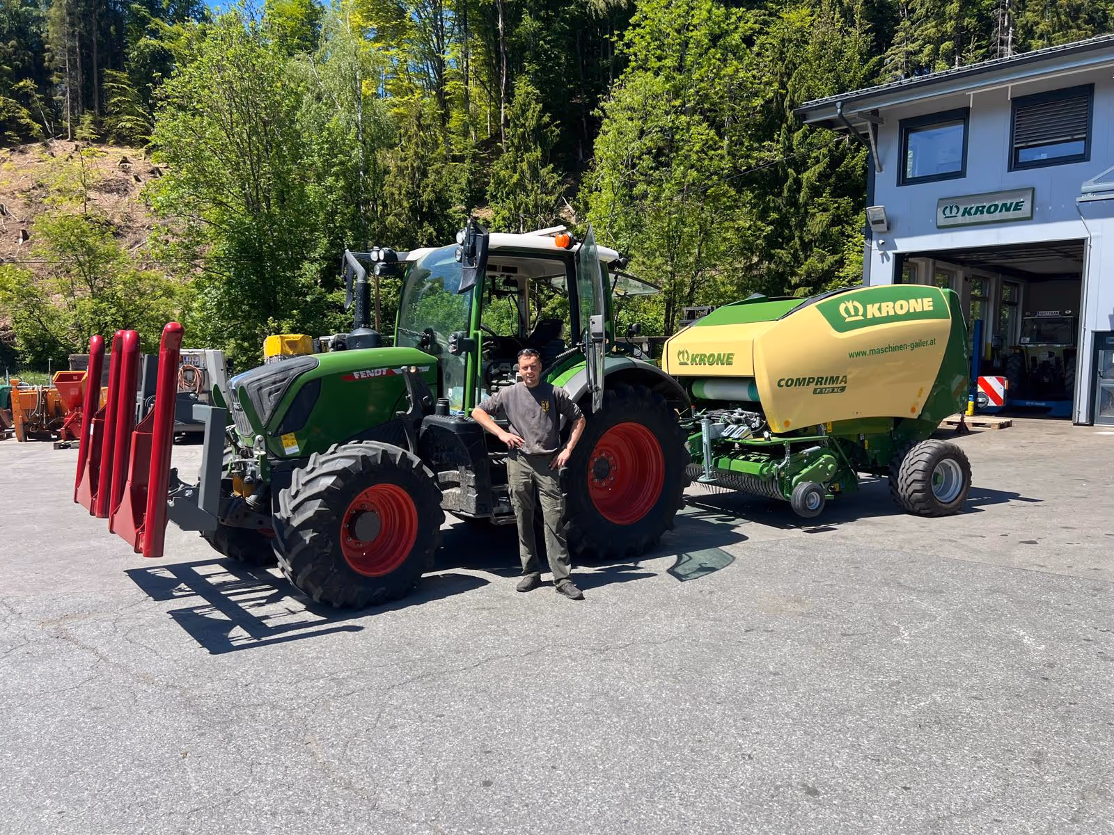 Übergabe Krone Rundballenpresse Comprima F125 XC und Stekro Doppelballentransporter