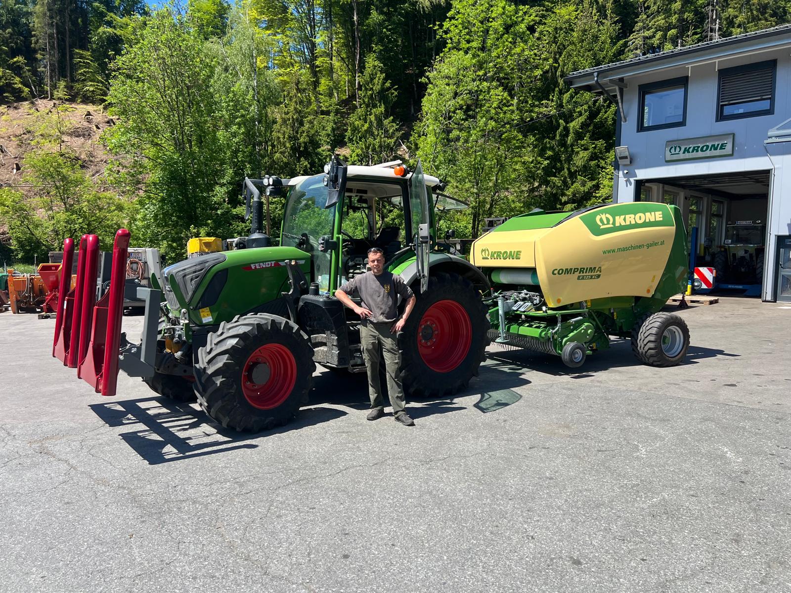 Übergabe Krone Rundballenpresse Comprima F125 XC und Stekro Doppelballentransporter