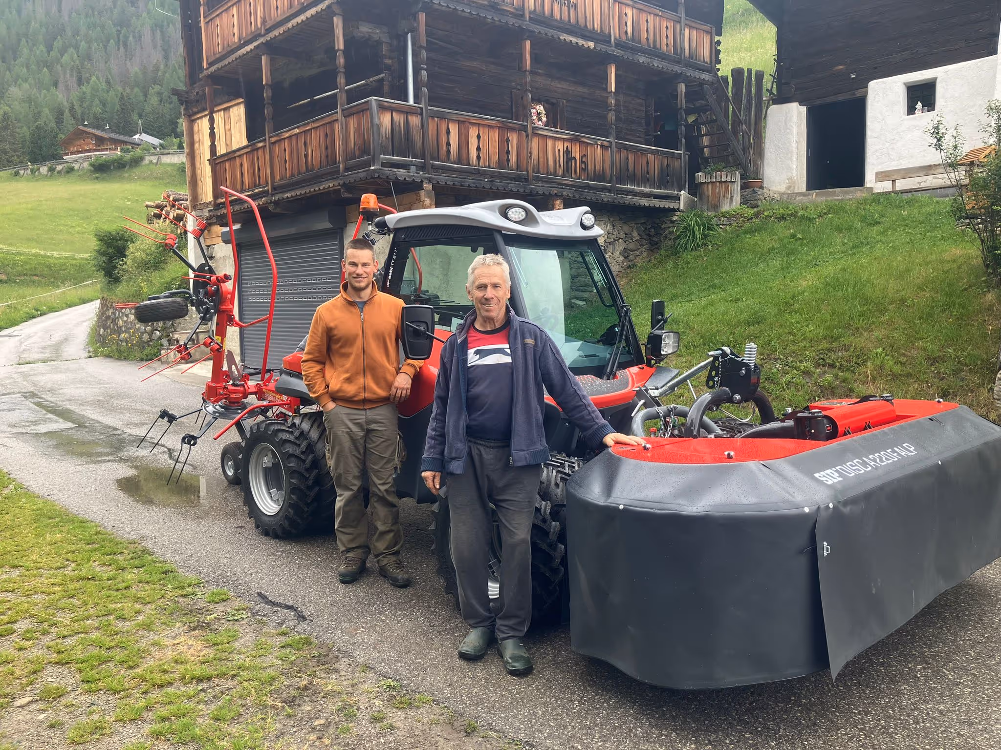 Übergabe Aebi Terrarac mit Anbaugeräten