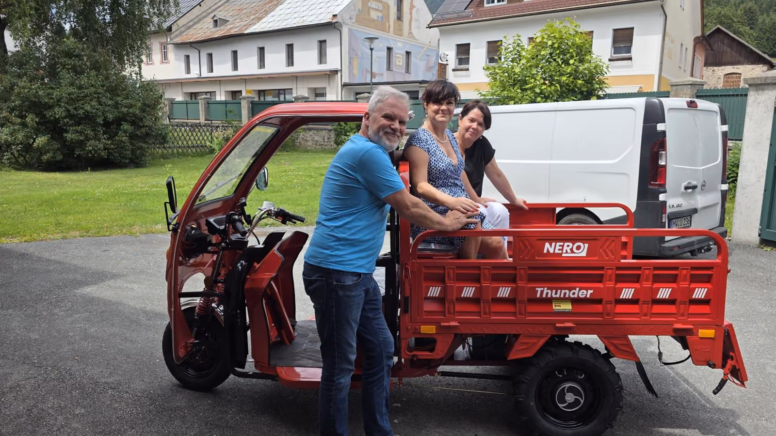 Übergabe Nero E-Tuk Tuk