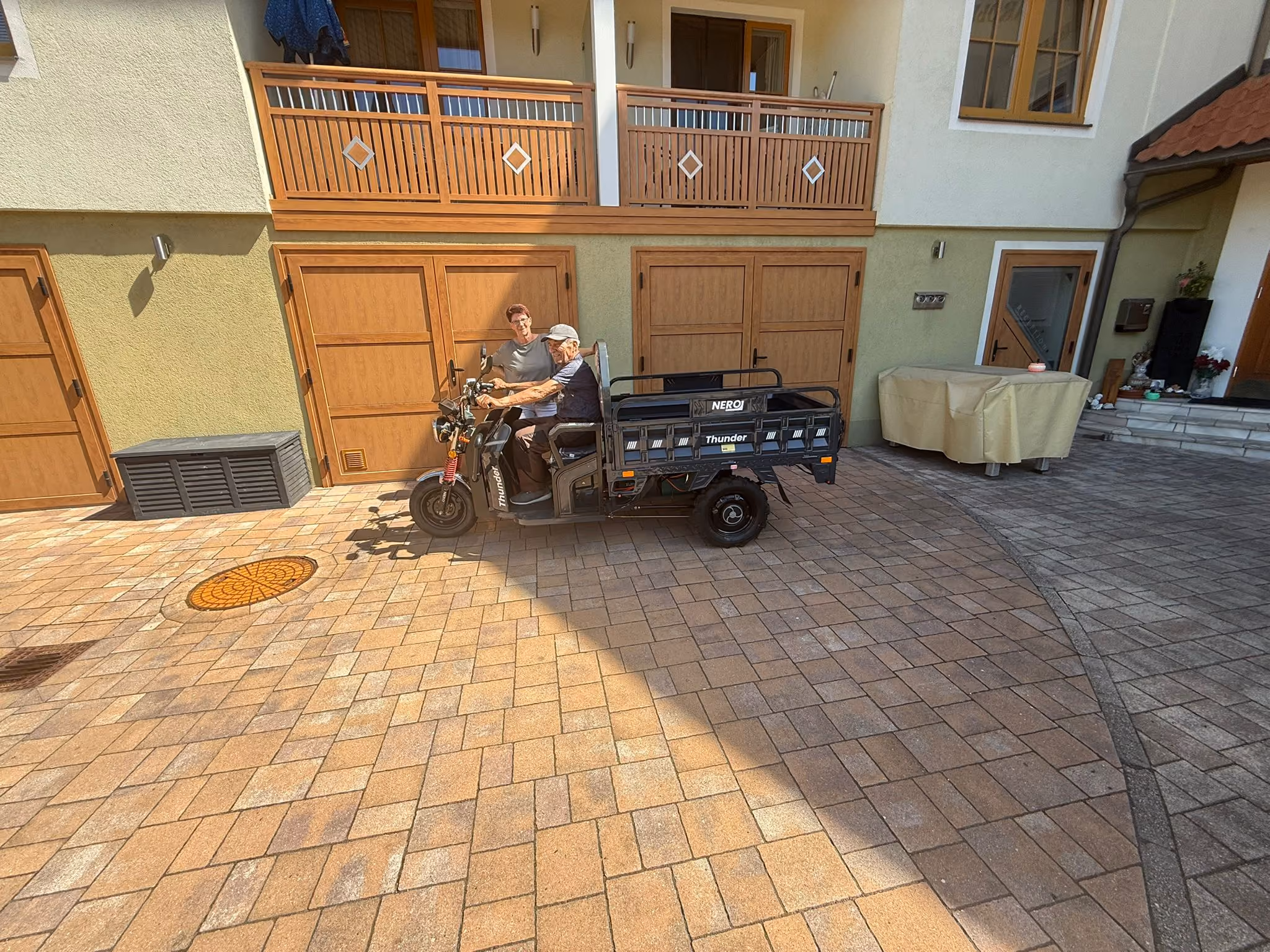 Übergabe Nero E-Tuk Tuk