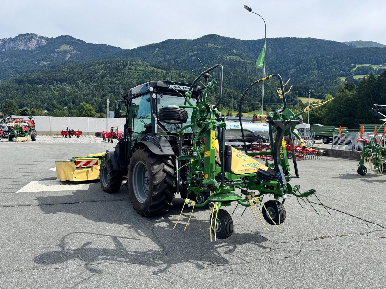 Übergabe Krone Vendro  Kreiselzettwender 420 Highland