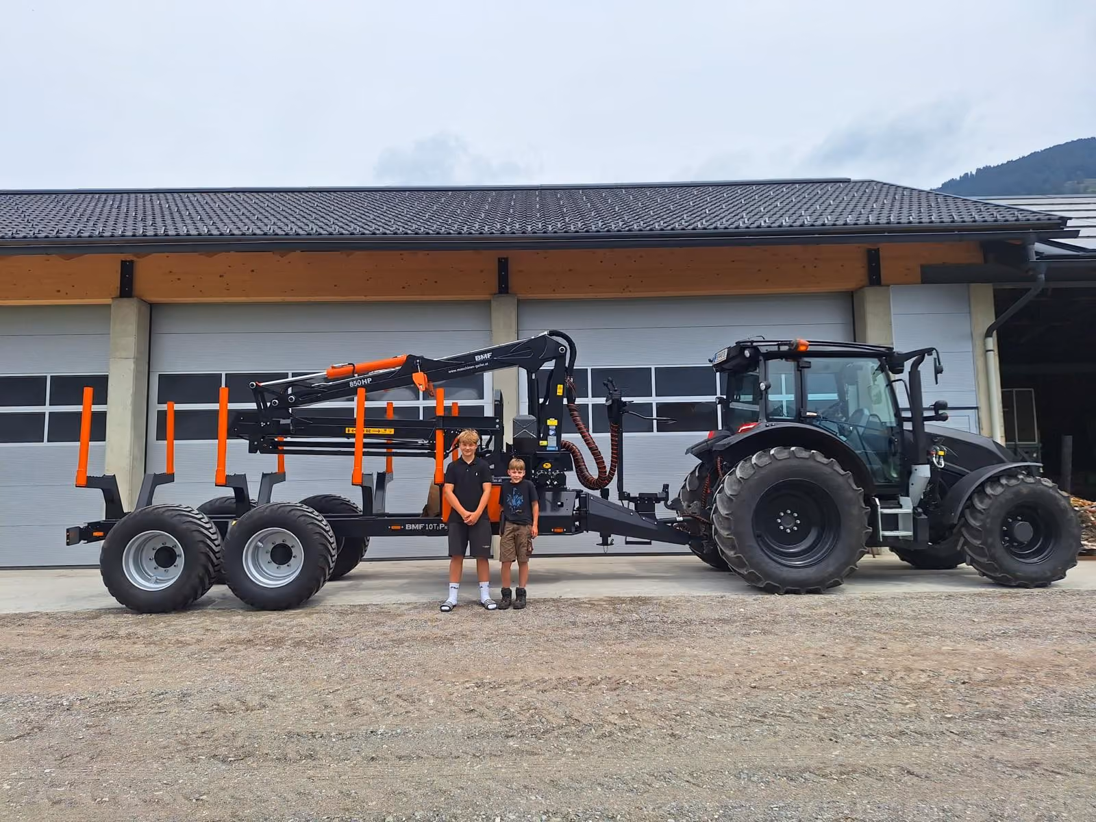 Übergabe Forstanhänger BMF10T2 mit BMF Kran 850 HP