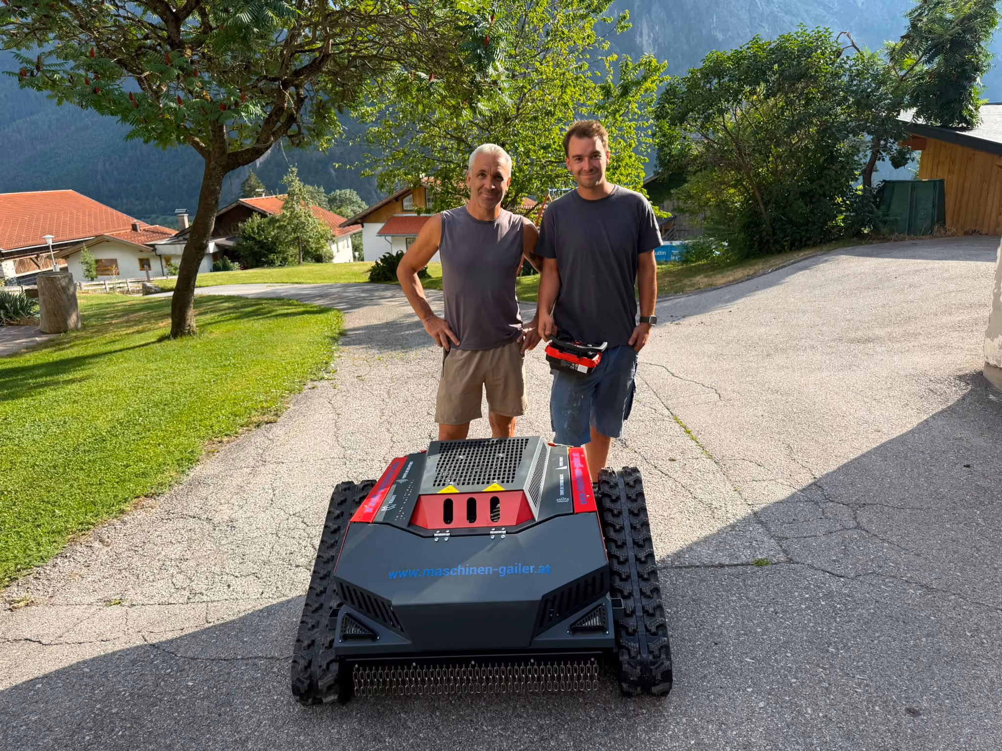 Übergabe Bluebird Raupenmulcher FM24-70