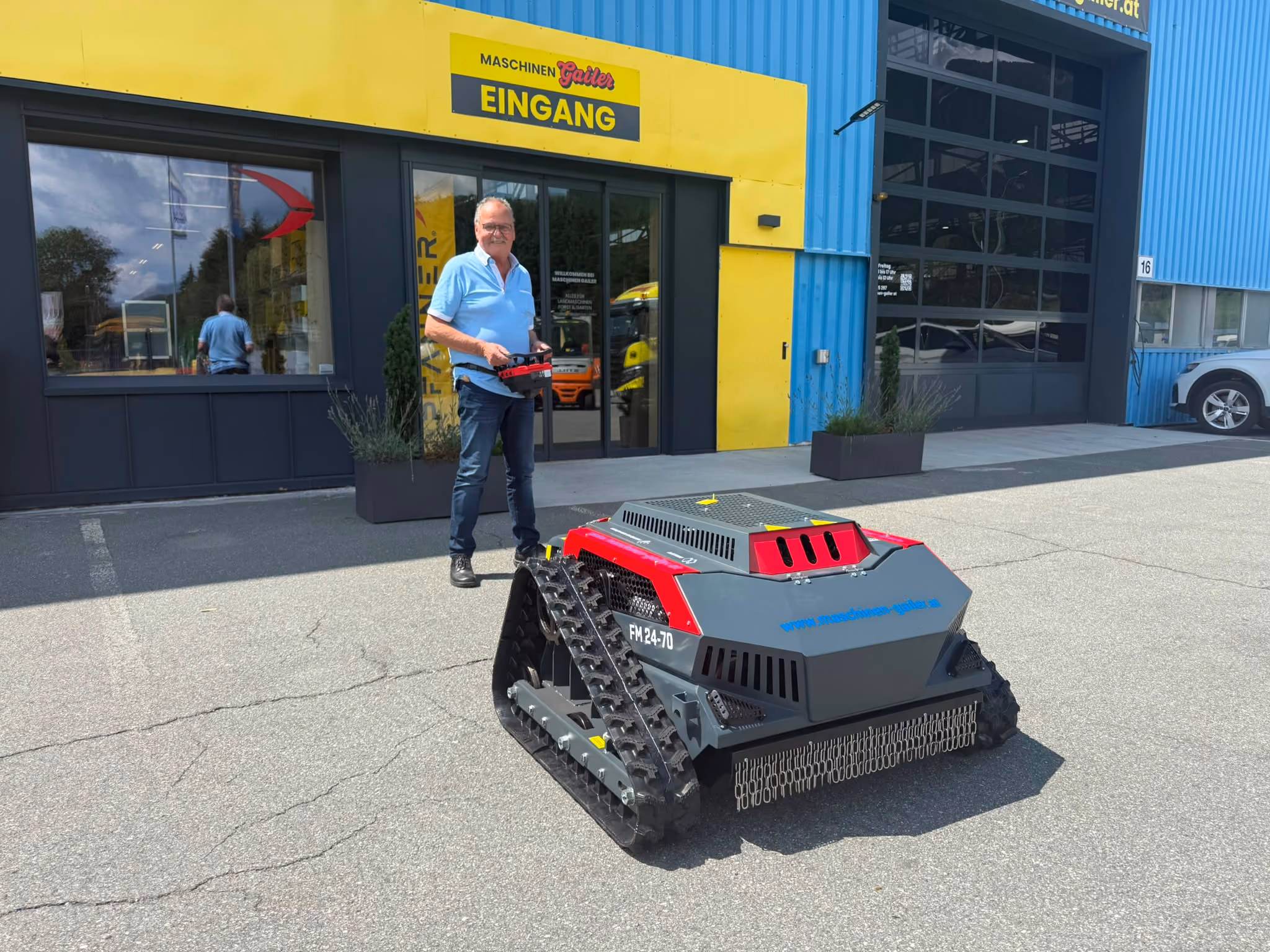 Übergabe Bluebird Raupenmulcher FM24-70 