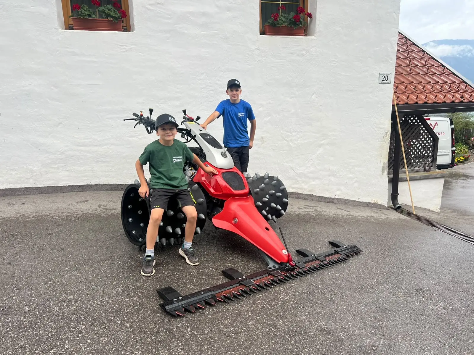 Übergabe Aebi CC150 Motormäher mit 220 cm Freischnittbalken und Flexispike