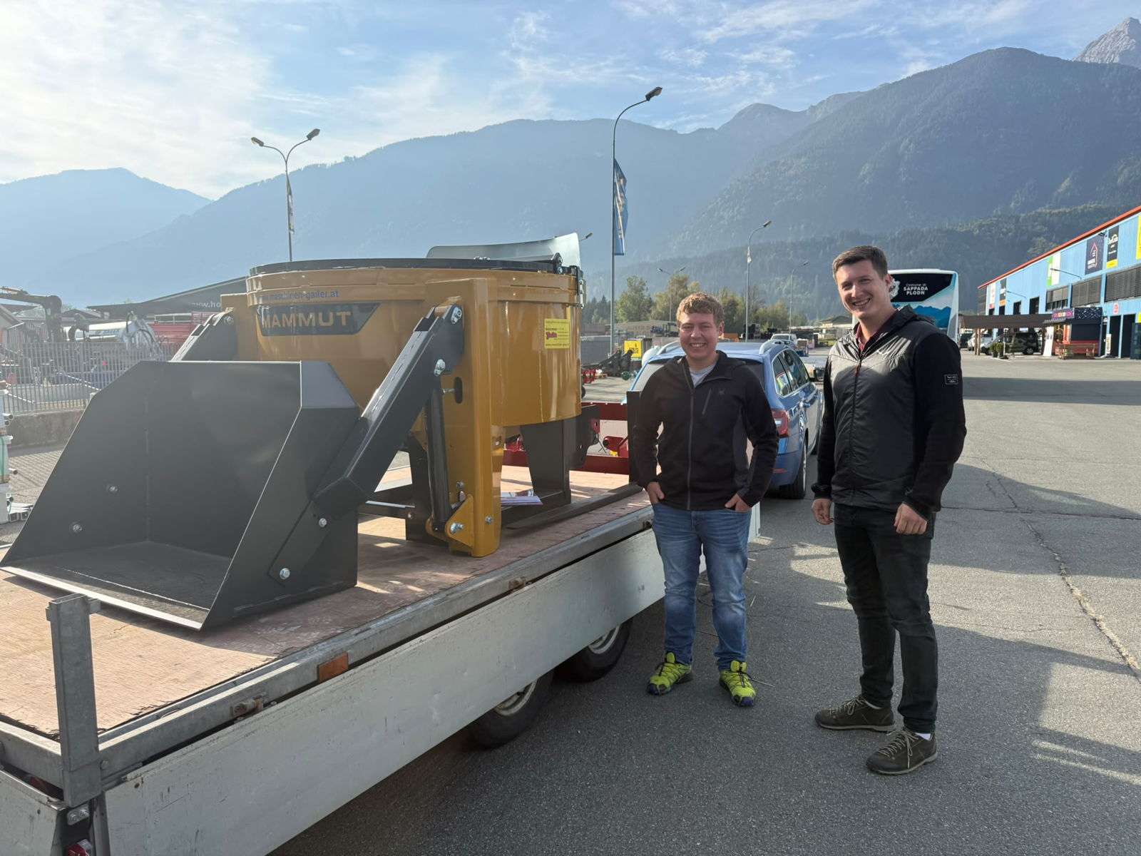 Übergabe Mammut Betonmischer und Stekro Palettengabel