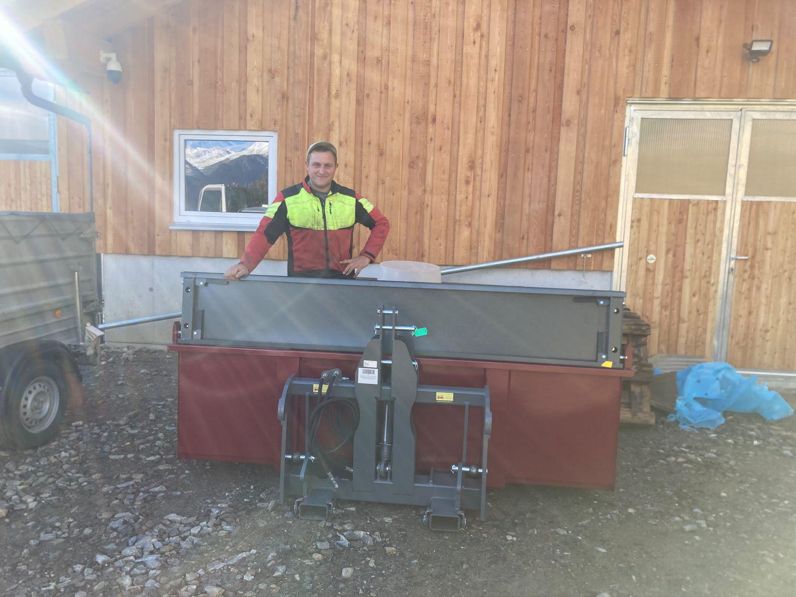Übergabe Stekro Kippschaufel und Schneeketten