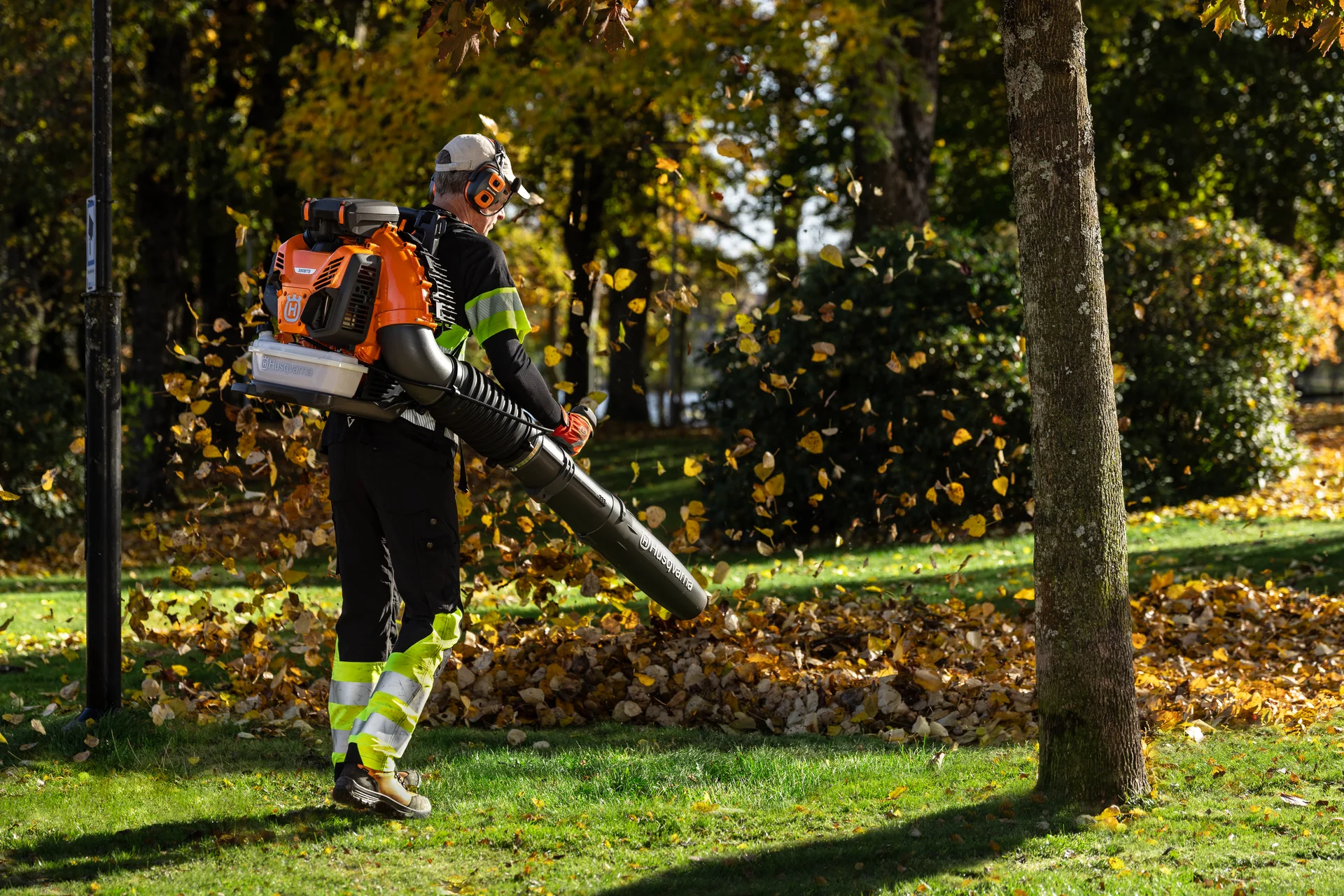 Husqvarna Blasgerät für die professionelle Reinigung von Außenanlagen