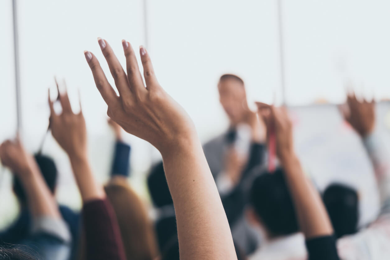 [Business English Presentations] How to Handle Q&A at the End of a Presentation: Useful Phrases & Tips