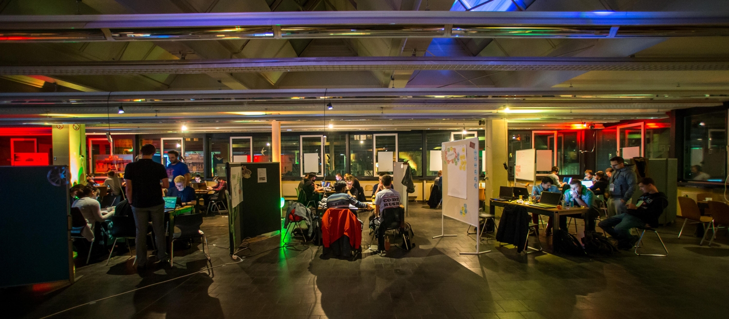 Klappernde Tastaturen, klickende Glasmurmeln, surrende 3D-Drucker – beim zweiten Coburger Hackathon CO:DE Rush wurde Digitalisierung sichtbar und erlebbar gemacht. Anderthalb Tage lang bearbeiteten sieben Teams eine der Aufgaben, die von den regionalen Unternehmen HUK-COBURG, KAESER und der Haba-Firmenfamilie eingebracht wurden.