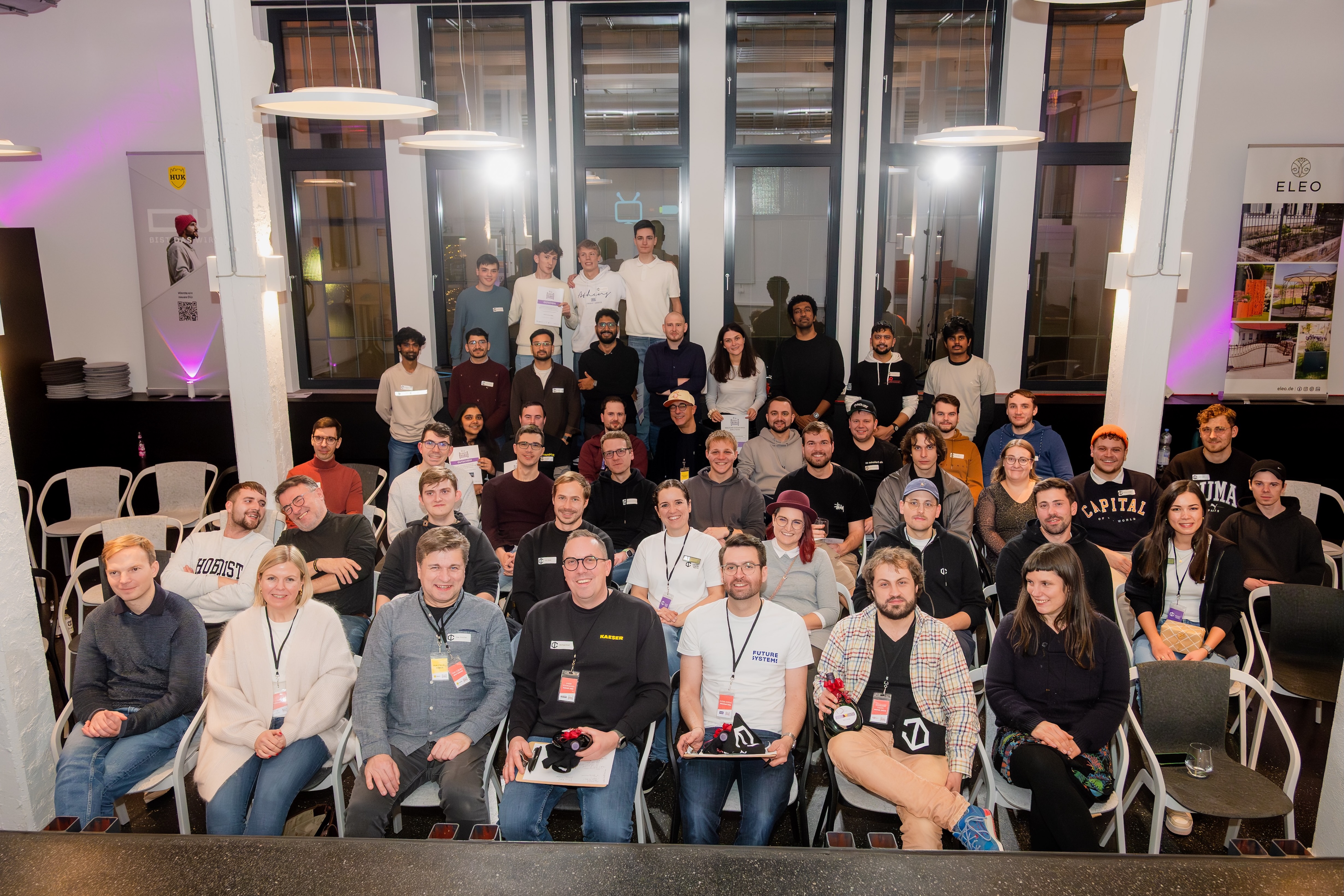 Zwei Tage. Vier echte Unternehmens-Challenges. Rund 40 kreative Köpfe – und unzählige Ideen. Der CODEBURG Hackathon 2025 hat die Alte Kühlhalle in Coburg nach fünf Jahren Pause wieder in einen pulsierenden Treffpunkt für Entwickler:innen, Designer:innen, Gründer:innen und Digitalbegeisterte verwandelt. Hier ging es nicht um Theorie, sondern um echte Lösungen für reale Herausforderungen aus der Region – mit beeindruckender Energie, Teamgeist und jeder Menge Innovationskraft. Was in 48 Stunden entstanden ist, zeigt eindrucksvoll: Wenn Menschen mit unterschiedlichen Skills zusammenkommen und einfach machen, entsteht mehr als nur Code.