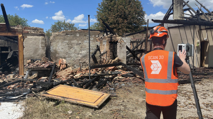 Opérateur de scan 3D sur un site sinistré