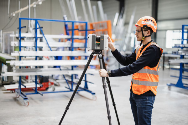 Opérateur de relevé 3D équipé d'un scanner statique