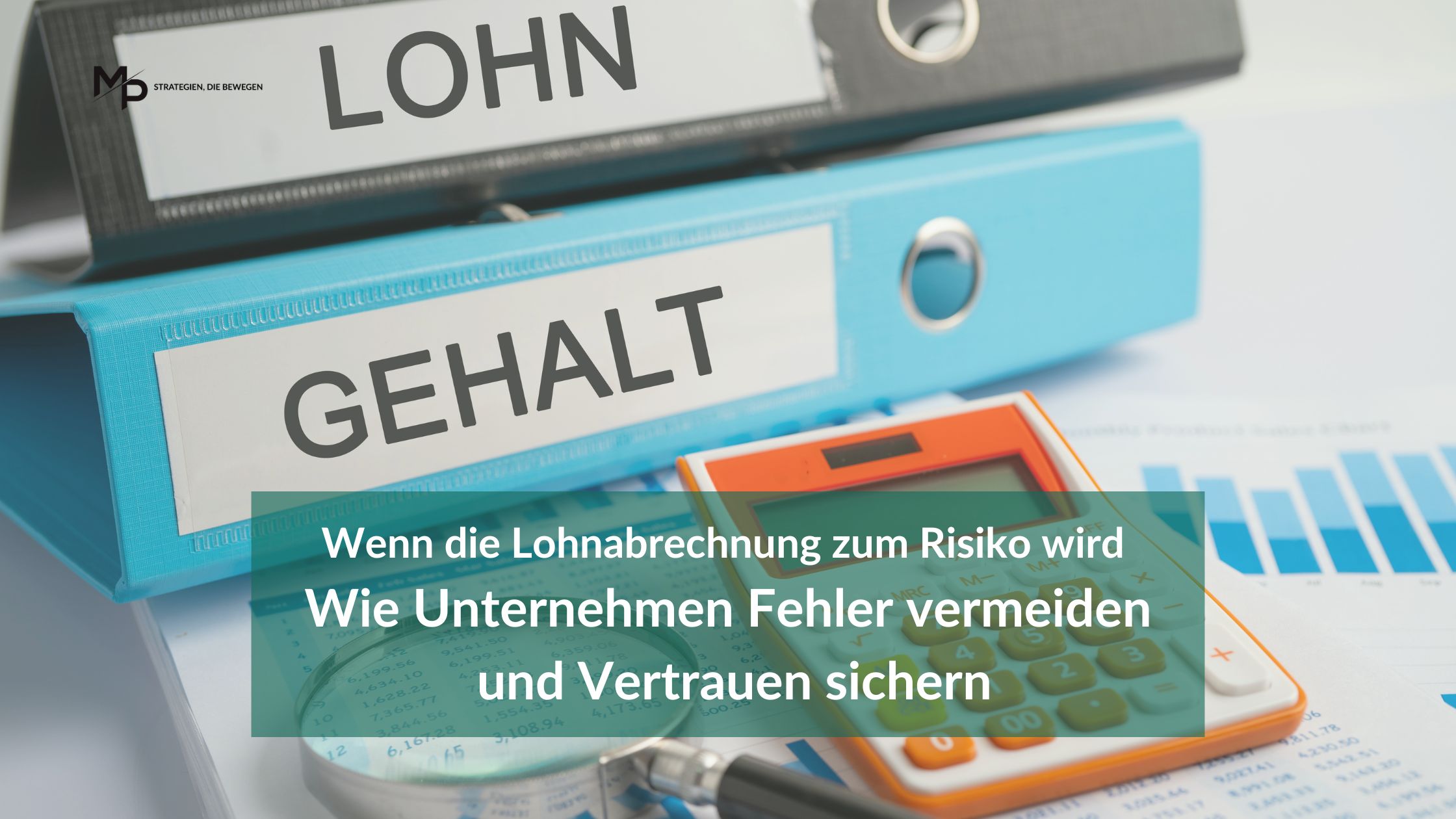 Ein Büroarbeitsplatz mit Lohnabrechnungen, Taschenrechner