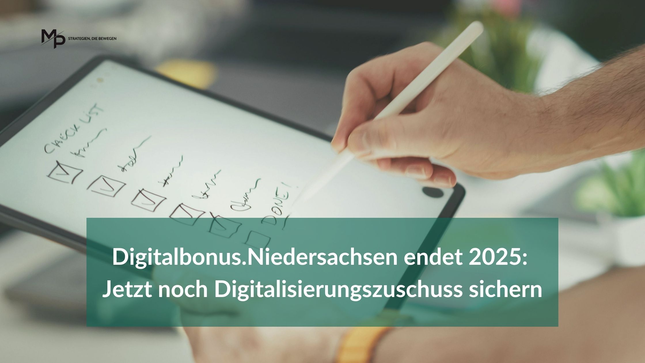 Person schreibt mit einem digitalen Stift auf einem Tablet eine Checkliste. Symbol für Digitalisierung und digitale Transformation in Unternehmen. Text: „Digitalbonus.Niedersachsen endet 2025 – Jetzt noch Digitalisierungszuschuss sichern“.