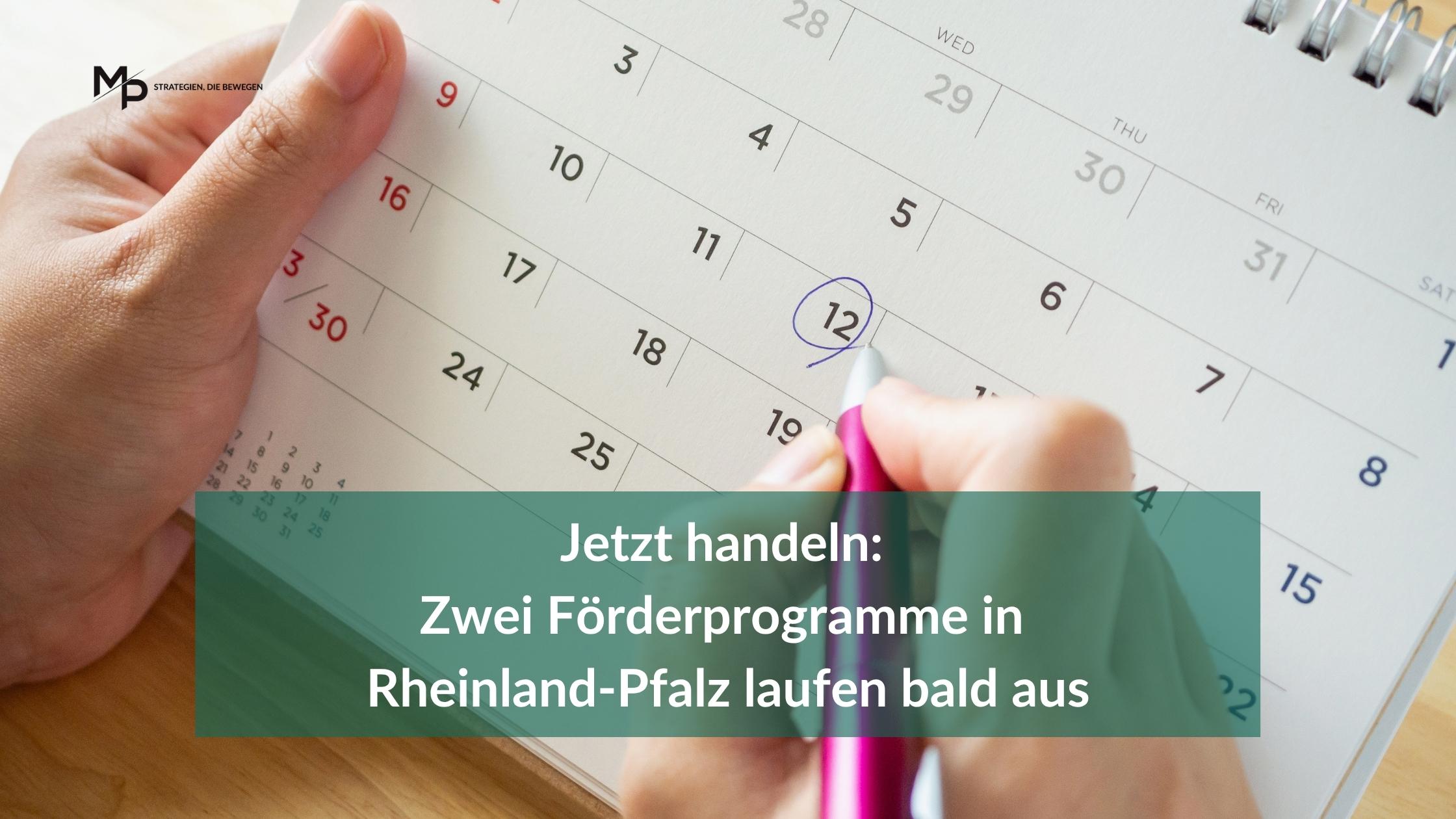 Eine Hand markiert ein Datum im Kalender mit einem pinken Stift. Über dem Bild steht der Hinweis: Jetzt handeln: Zwei Förderprogramme in Rheinland-Pfalz laufen bald aus. Das Bild symbolisiert Fristen und die Dringlichkeit rechtzeitig Fördermittel zu beantragen.