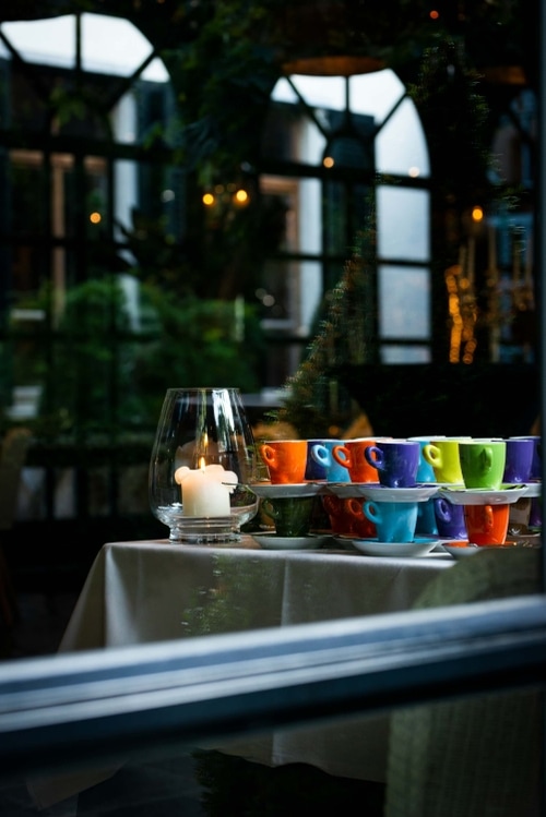 Gekleurde Koffietasjes in Hof ten Damme. Fotografie: David Barbe