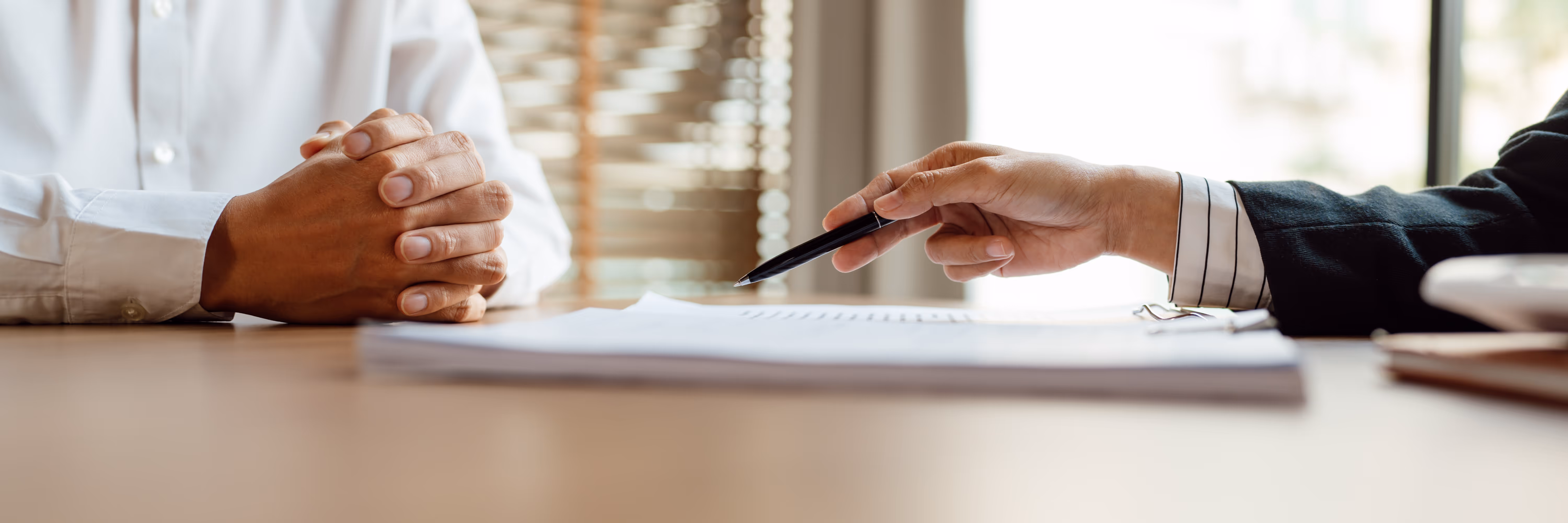 Eine Lebensversicherung wird zwischen einem Makler und seinem Kunden abgeschlossen.