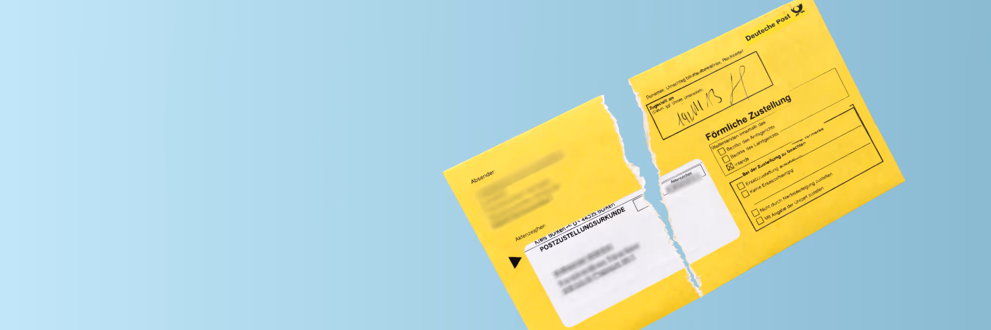 Ein gelber Brief mit Bußgeldbescheid auf hellblauem Hintergrund. Der Brief wurde in der Mitte durchgerissen.