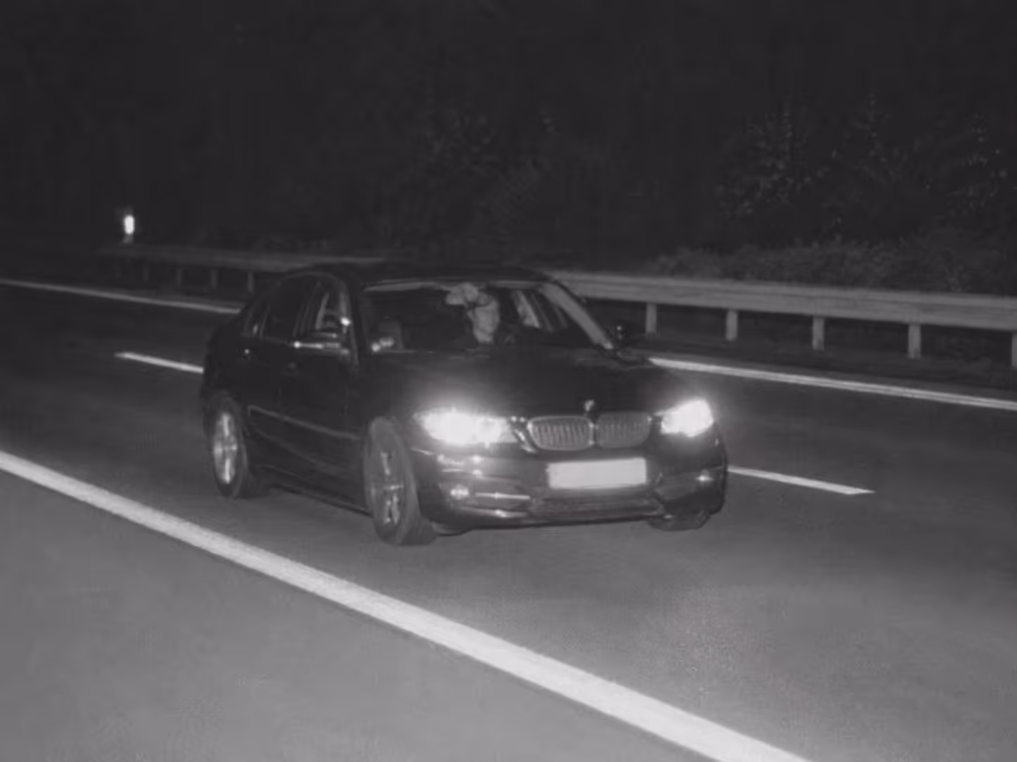 Ein Blitzerfoto bei Nacht, dass nicht eindeutig einer bestimmten Person zuordenbar ist.