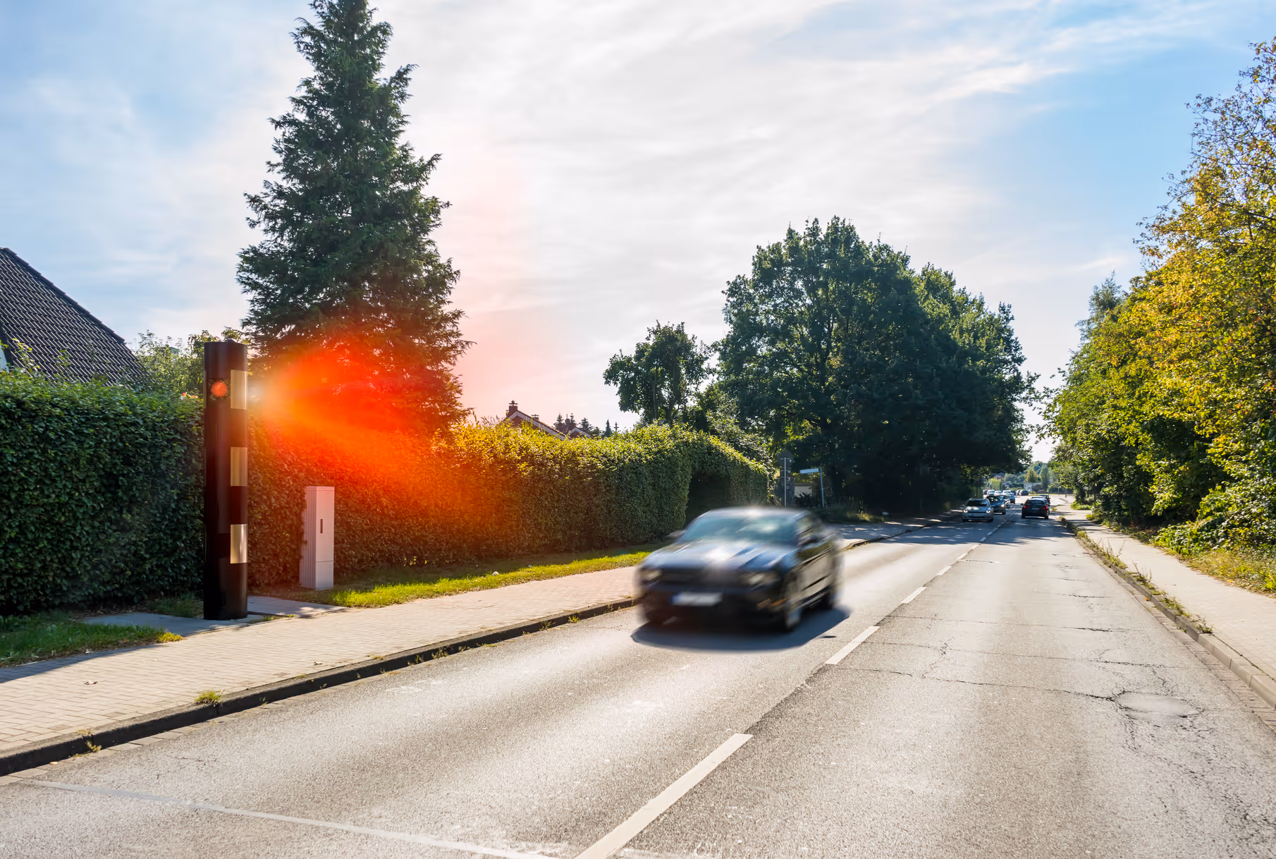 Ein Autofahrer wird innerorts von einem statischen Blitzer erwischt.