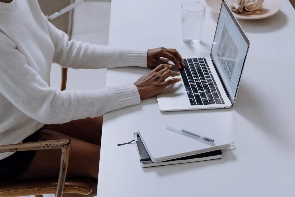 Eine Frau sitzt an ihrem Laptop