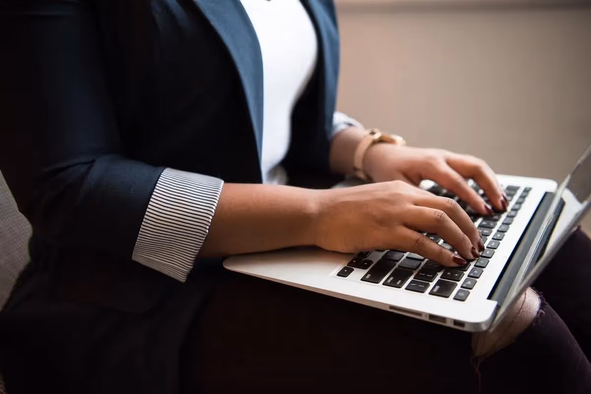 Eine Frau arbeitet an ihrem Laptop