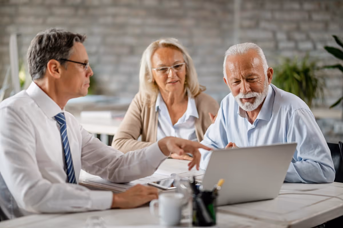 Ein Ehepaar wird von einem Makler beraten