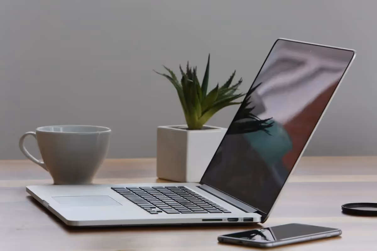 Ein Laptop auf einem Schreibtisch