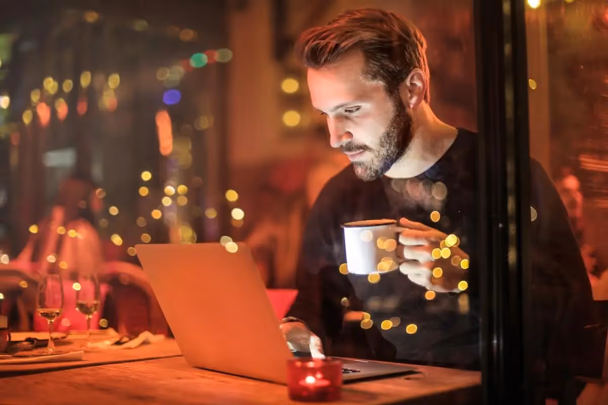 Ein Mann liest etwas auf seinem Laptop