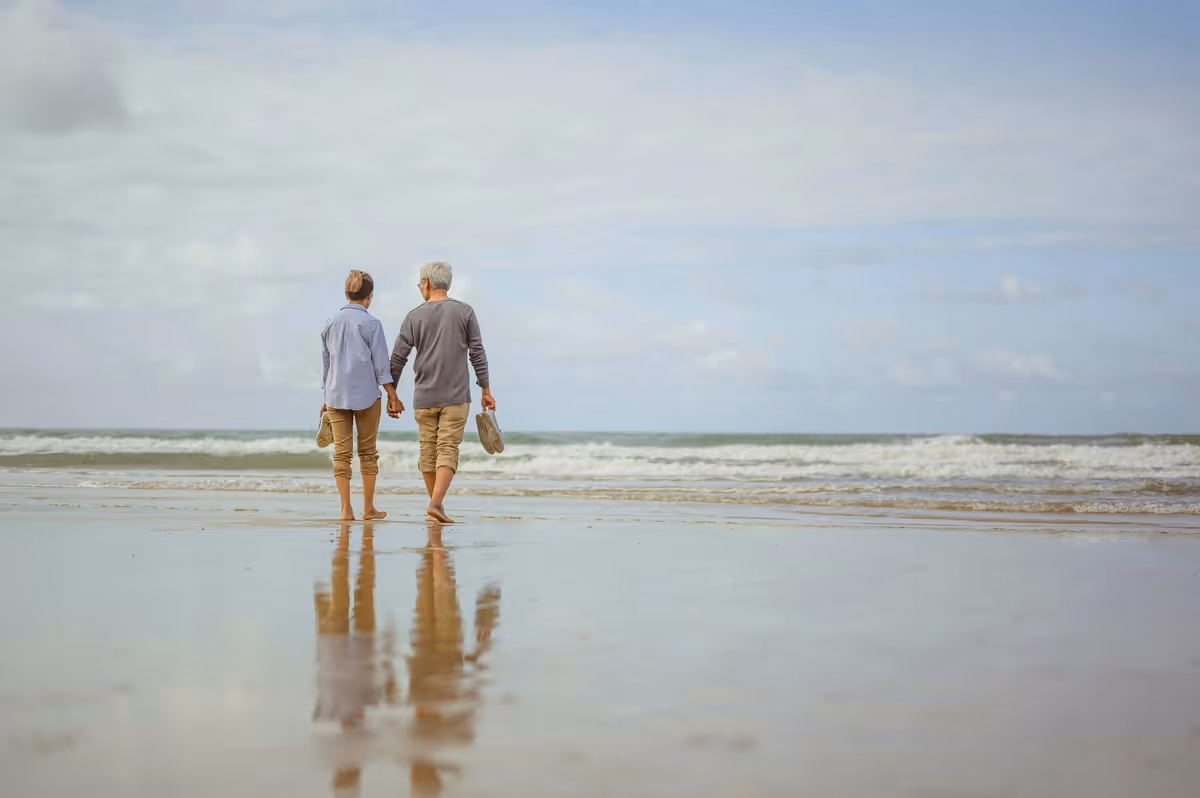 Ein Paar spaziert am Strand