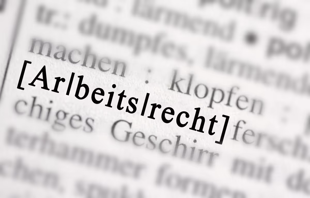 Ein Zettel mit dem Wort Arbeitsrecht