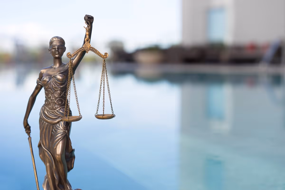Justitia vor verschwommenem Hintergrund