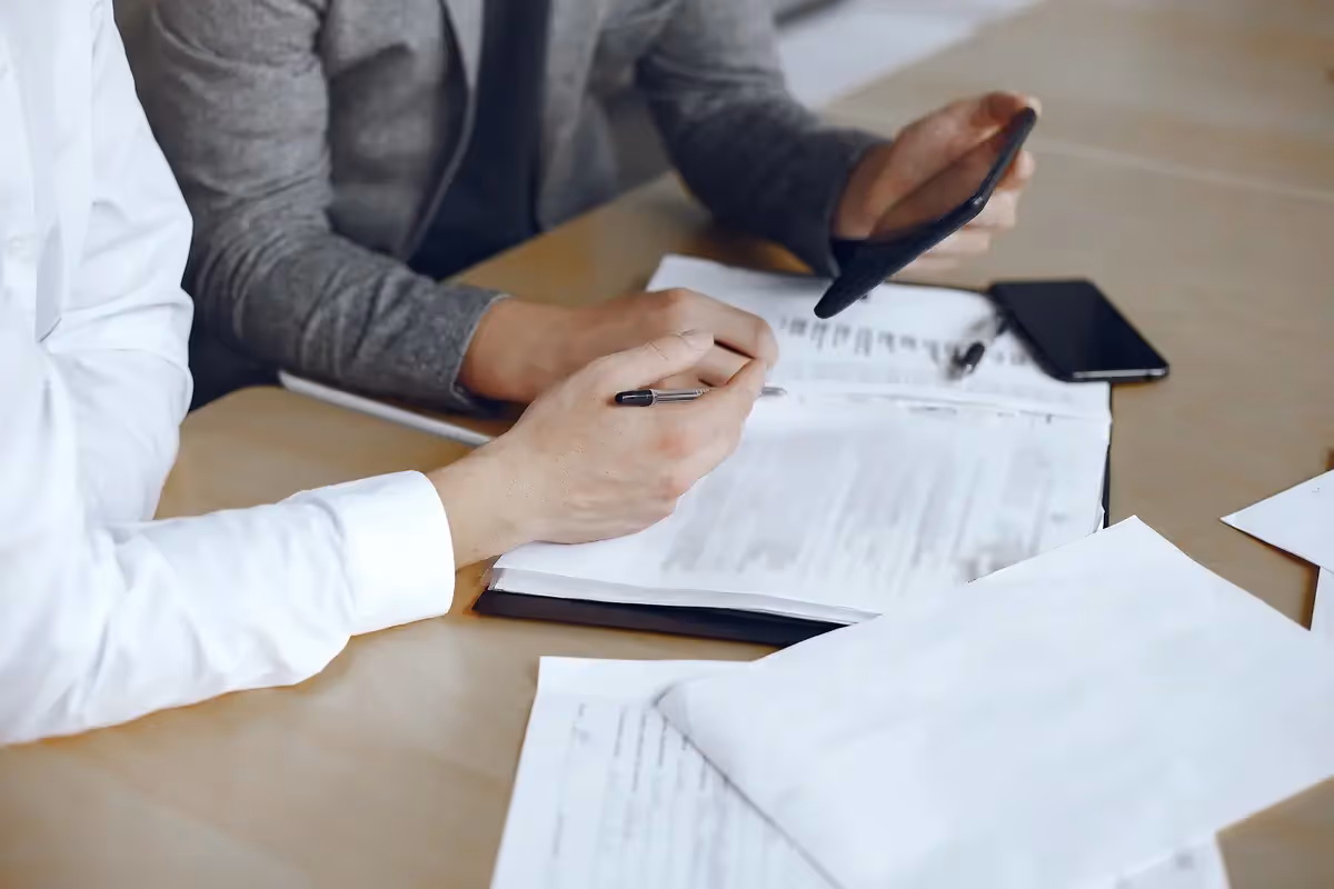 Arbeitsvertrag prüfen lassen: Günstig & schnell