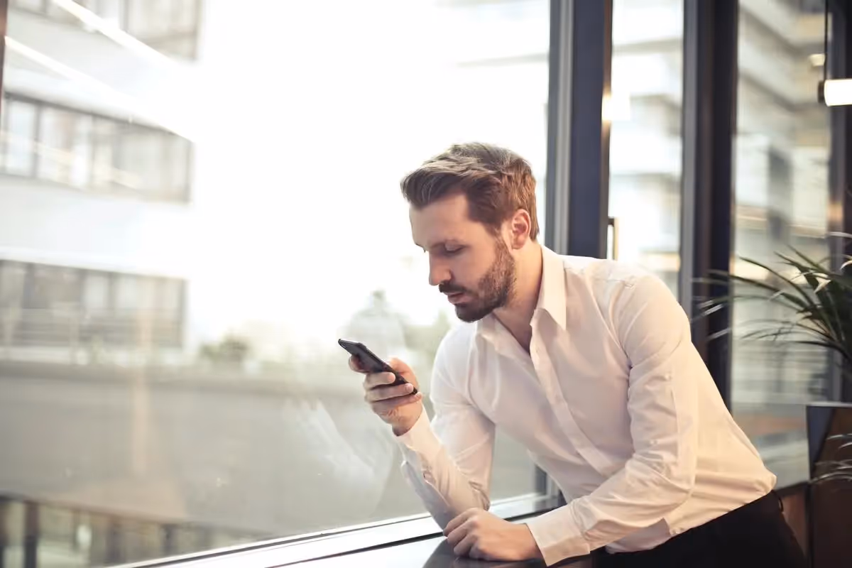 Ein Mann schaut auf sein Handy