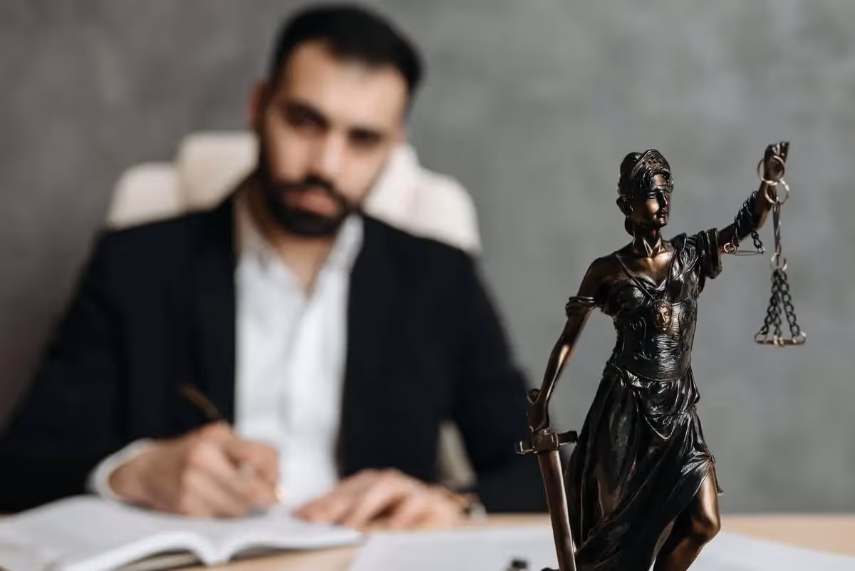 Ein Anwalt mit Justitia
