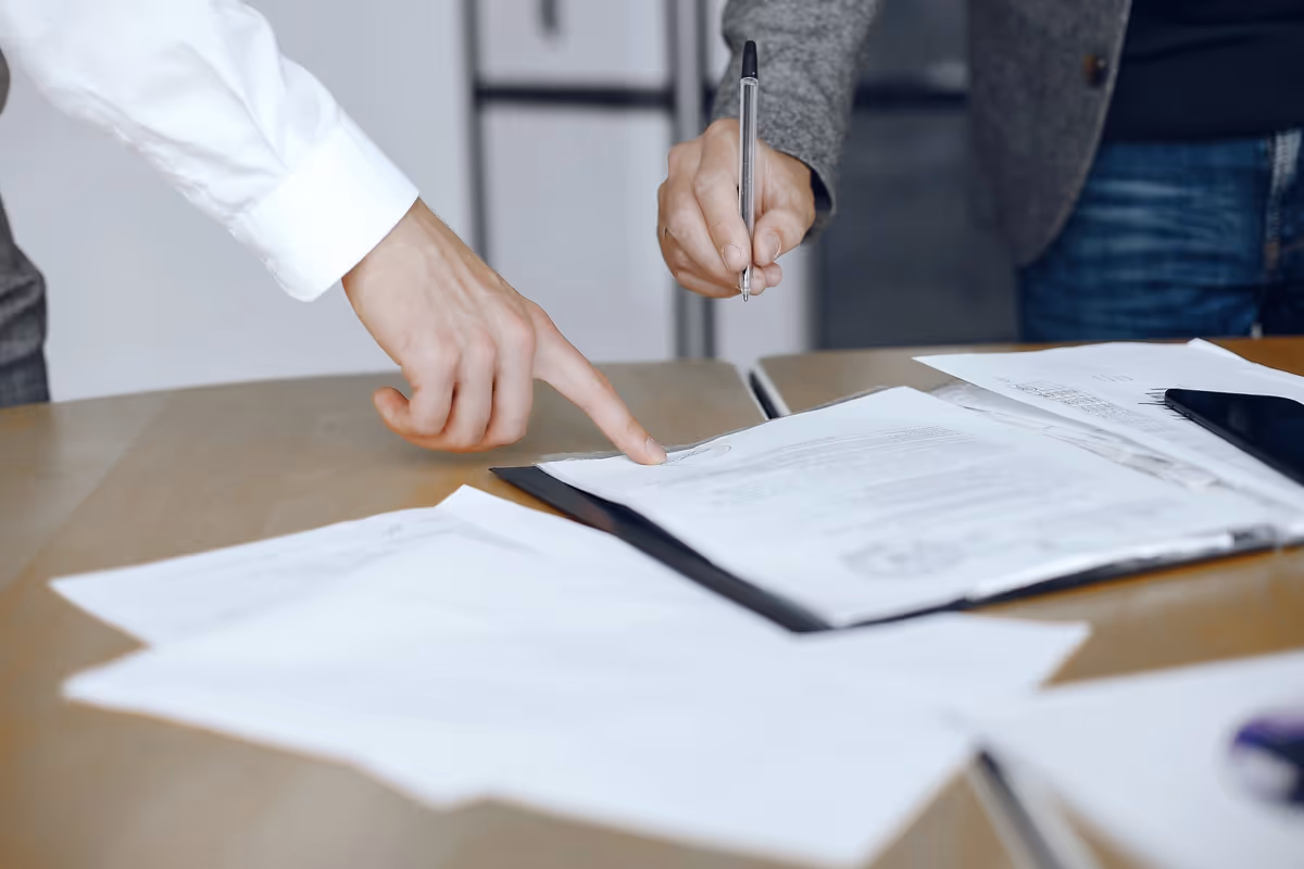 Eine Person wird zum unterschreiben aufgefordert