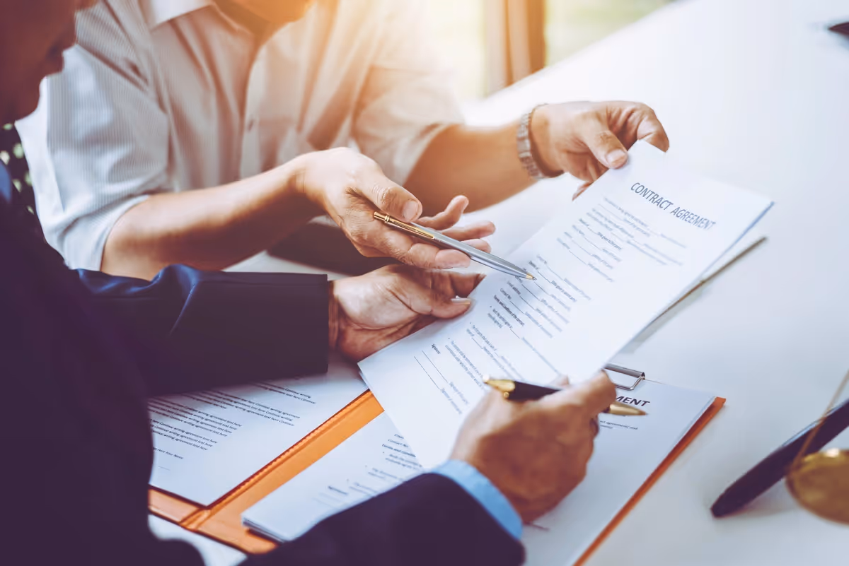 Personen besprechen einen Arbeitsvertrag