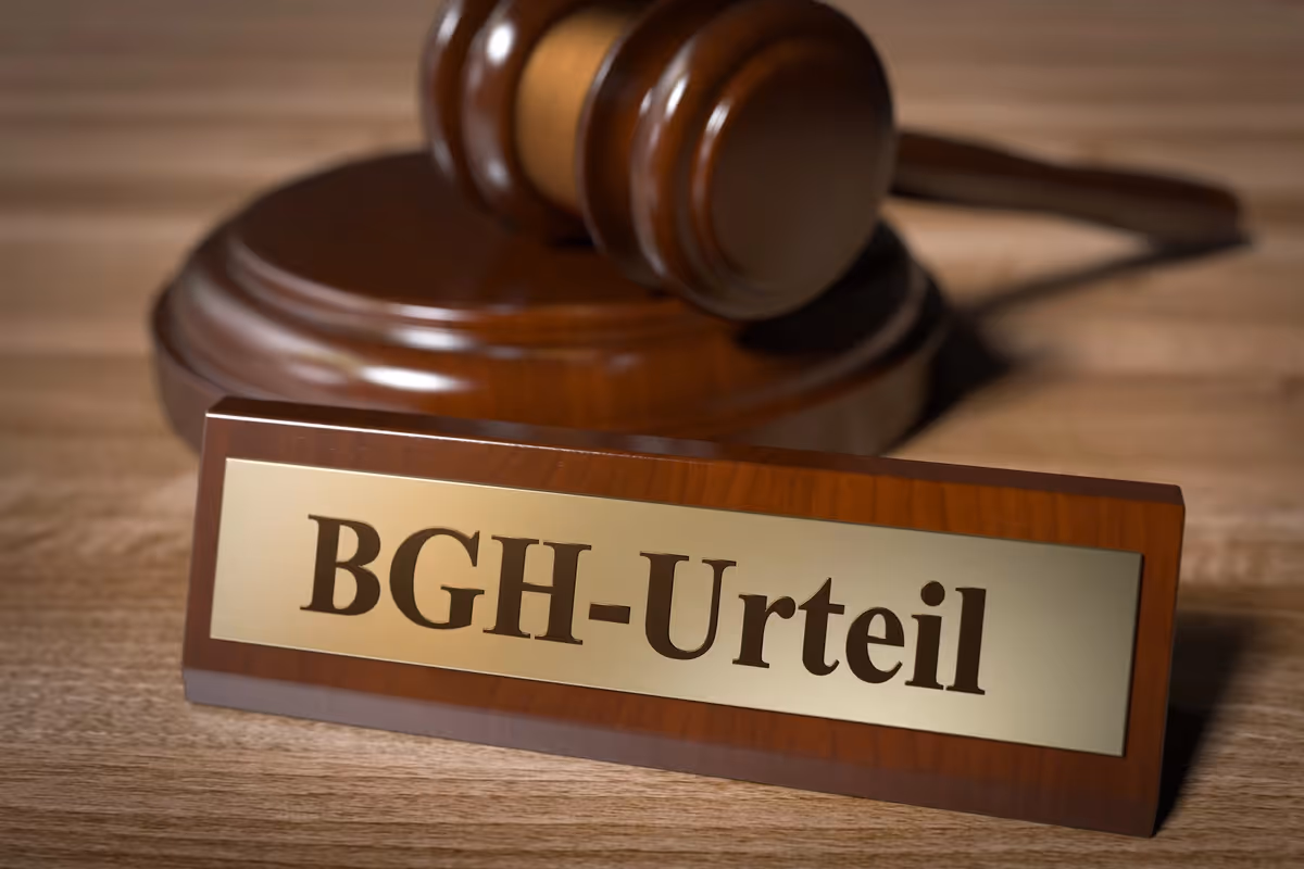 Richterhammer mit BGH Urteil Schild